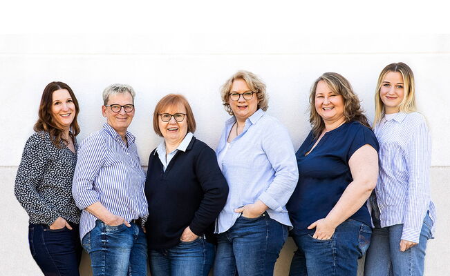 das ganze Team von Palm Tours, 6 weibliche Personen stehen zusammen vor einer weißen Wand