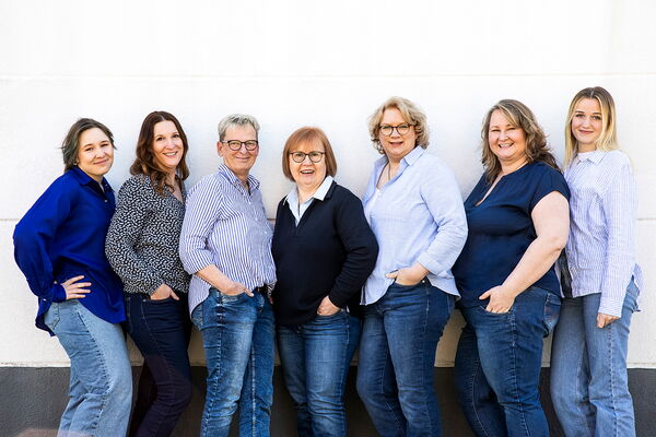 das ganze Team von Palm Tours, 7 weibliche Personen stehen zusammen vor einer weißen Wand