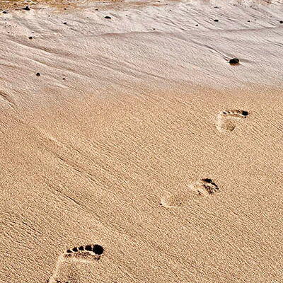 Fußspuren im Sand am Meer
